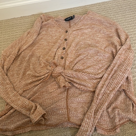 Urban Outfitters out from under top - Picture 2 of 2